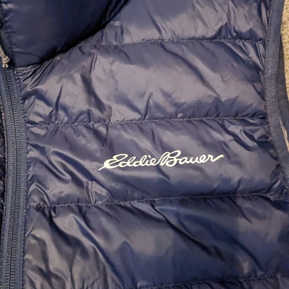 NWOT Men's Eddie Bauer CirrusLite Down Vest, navy size Large - Picture 6 of 8